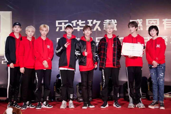 乐华年会七子跳团舞助兴, 戴起眼镜的范丞丞更