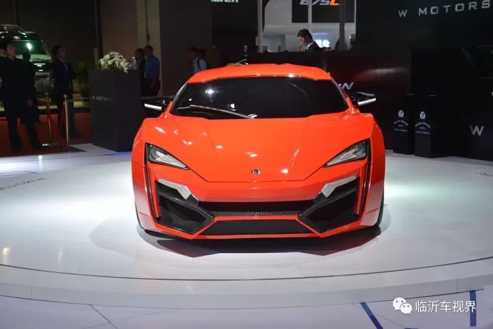 停车场来辆跑车,保安:这车500万吧?车主:没那么