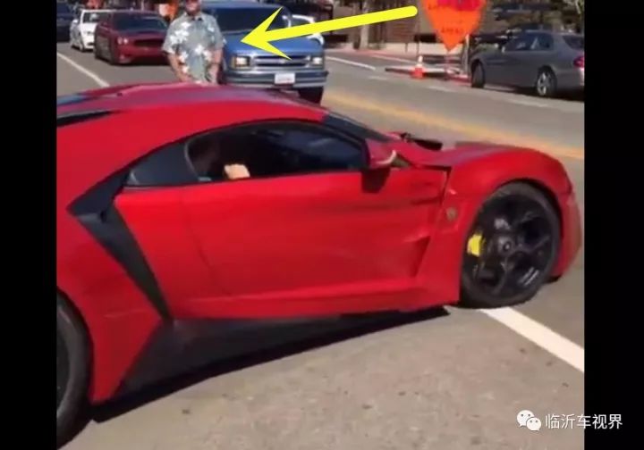 停车场来辆跑车,保安:这车500万吧?车主:没那么