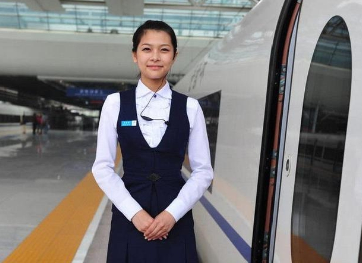 中国高铁乘务员私生活大揭秘:光彩照人的表面