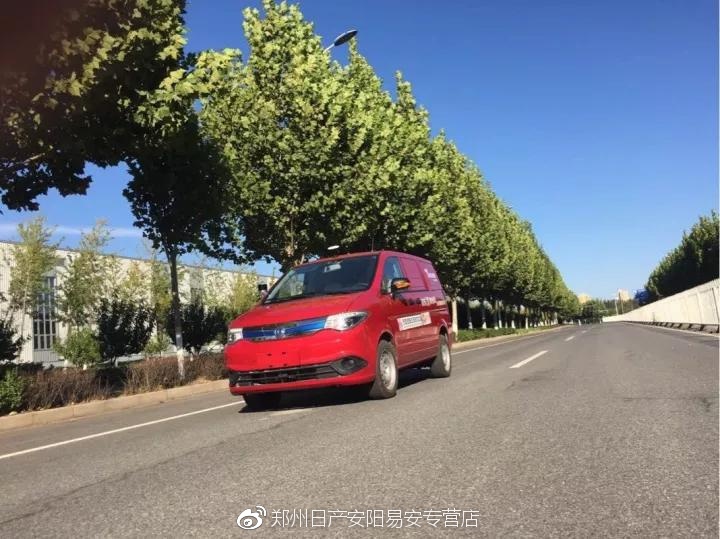 郑州日产首款帅客电动无人驾驶物流车亮相京东