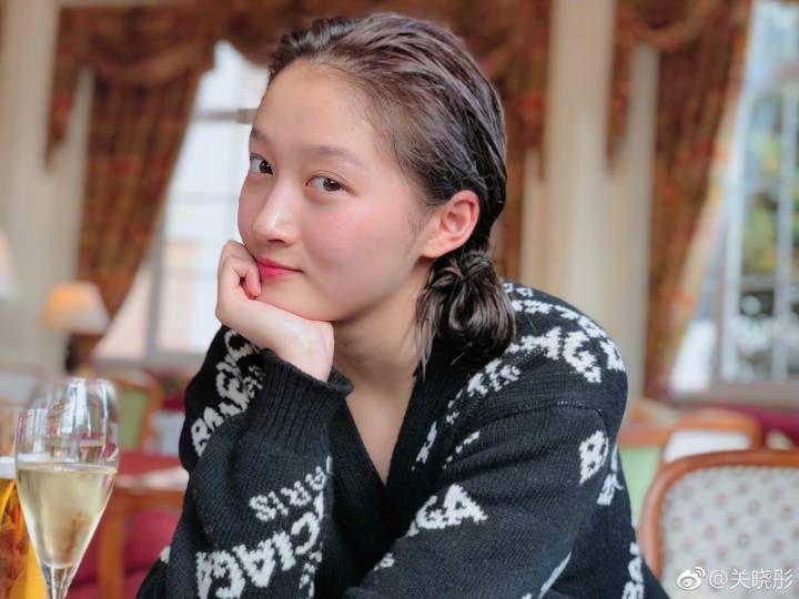 关晓彤自曝素颜照, 疑似回应说素颜太丑