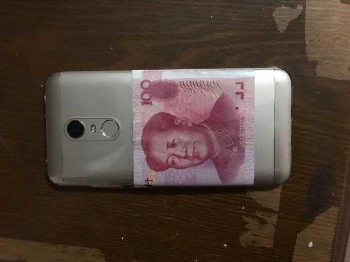 为何许多人手机壳后会塞钱? 没想到里面有大学