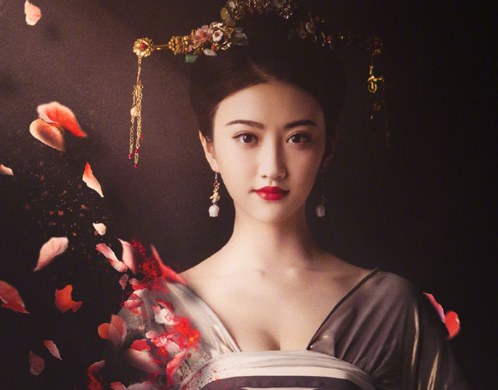景甜登上《时尚芭莎》封面,黑色深v秀出不一