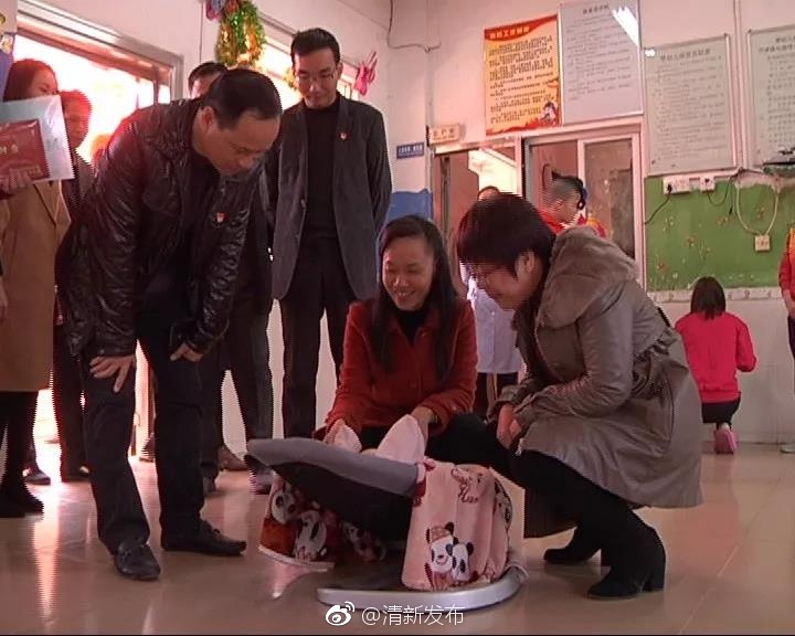 清新区领导慰问困难党员、患病退休干部,让他