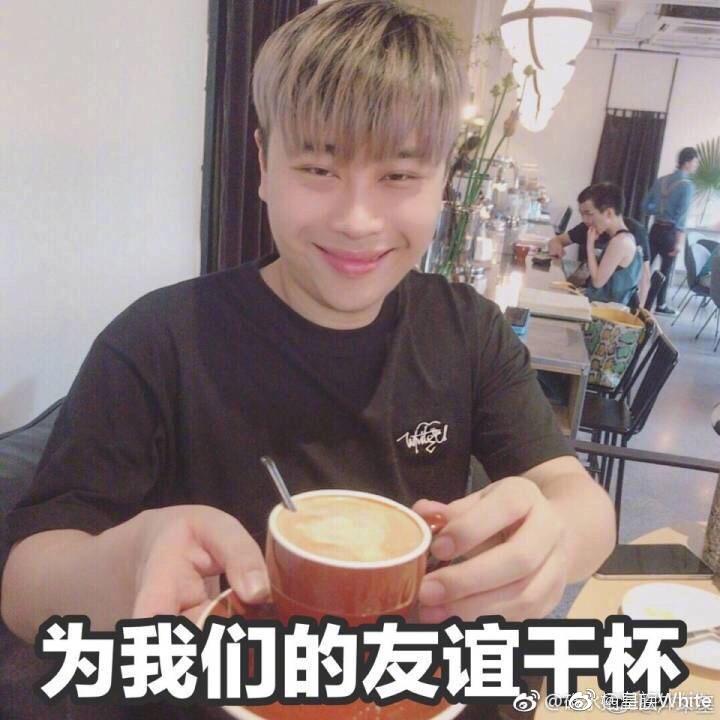 网友:卢本伟牛逼!网友:卢老爷生前也是个体面人呢!