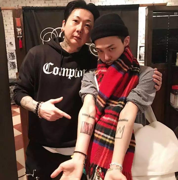 权志龙改了新纹身