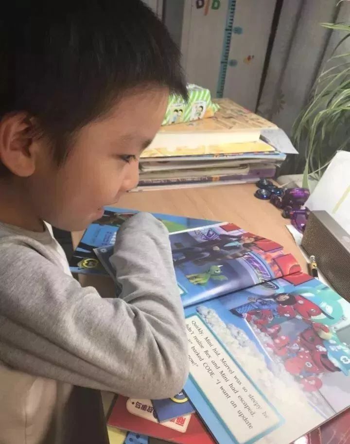5岁孩子用英语流利对话,相当美国二年级水平,