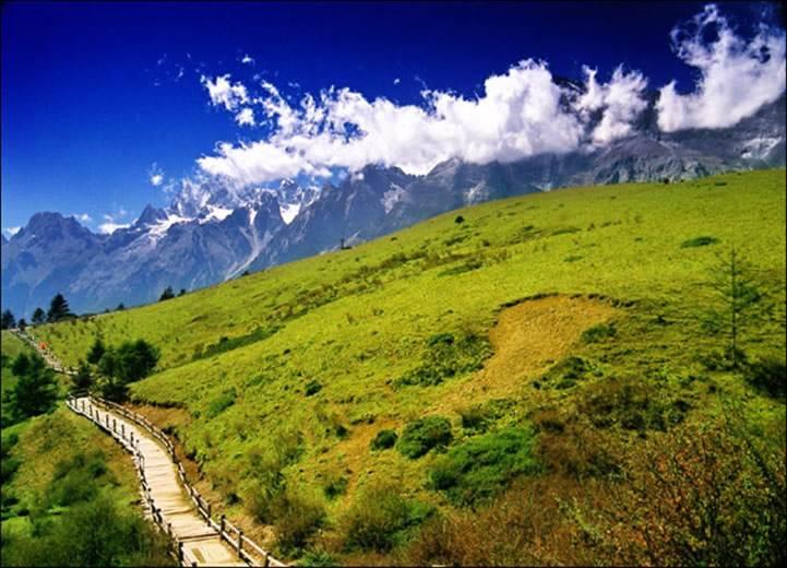 牦牛坪, 景色空旷壮美, 玉龙雪山近在眼前