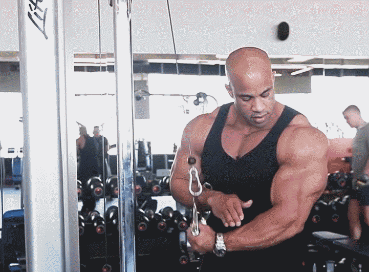 锻炼动作的标准化是很重要的,很多的健身者在入门时并没有经过正确的