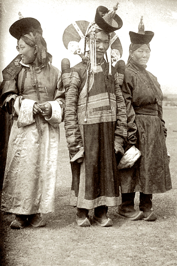 老照片 | 喀尔喀女性,1900年.摄影资料:vintage