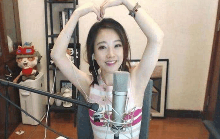 冯提莫吃个鸡也能躺枪, 如今演变成吞物门痛