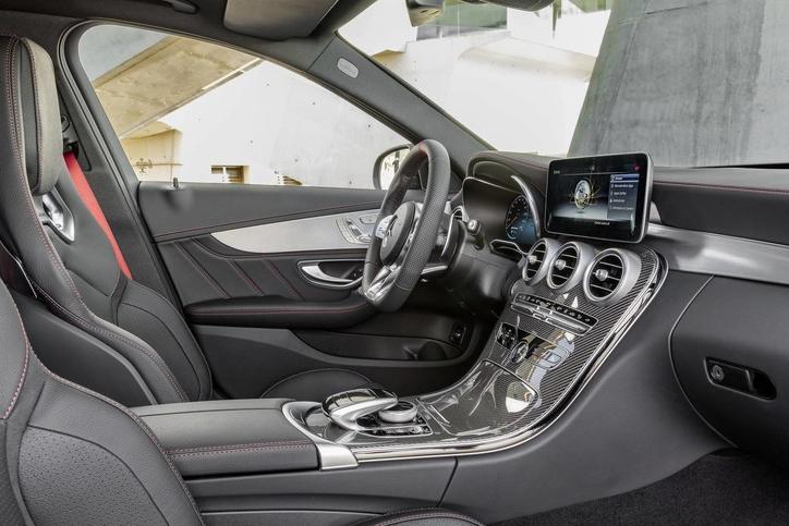 这辆奔驰C级凭什么能卖70万？百公里加速仅4秒比保时捷都快