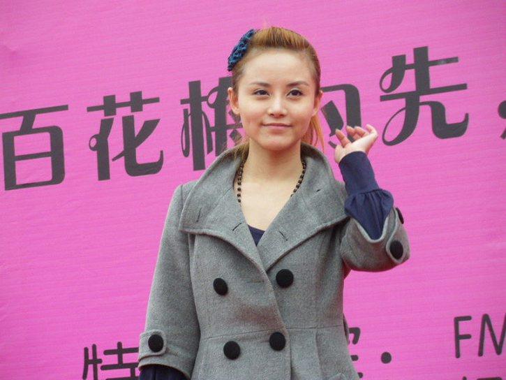 但是当张杰知道谢娜被打后,他直接找到了段曦,还给了段曦一巴掌,这一