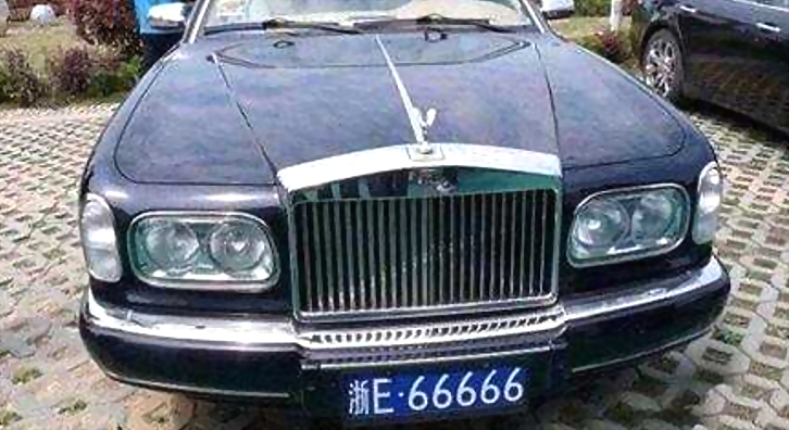 一男子抽中 五连号车牌, 结果手一拿开逗笑众人!