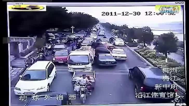 最疯狂肇事司机 撞交警撞路人 被逼停后遭众人围堵殴打！