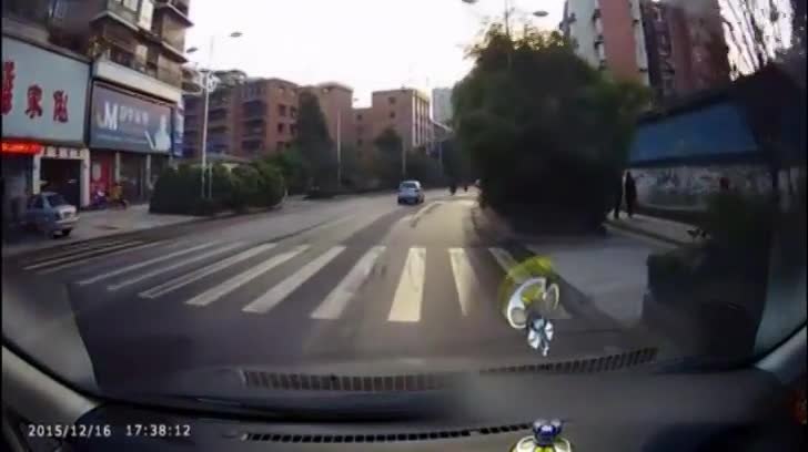 最讨厌出租车乱停车 这次没忍住直接把他撞了！