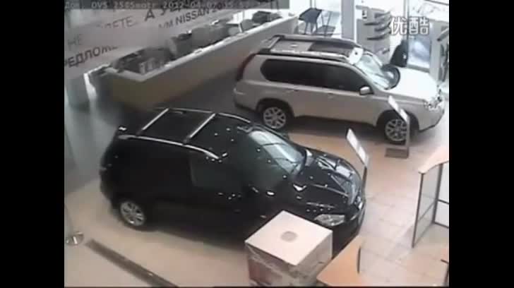 这得多大仇！疯狂女司机把4S店整个展厅都撞烂了