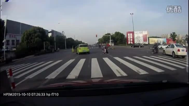 电动车闯红灯被撞 女司机当场急哭了！