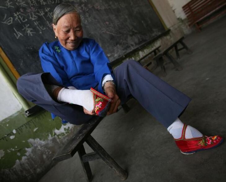 那些年的裹脚老人,这才是原始的小脚太太,最后一张让人不忍直视