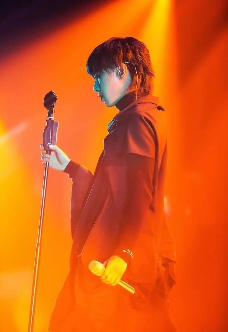 华晨宇《歌手》后台尬舞 吉他花再次把ET撩废