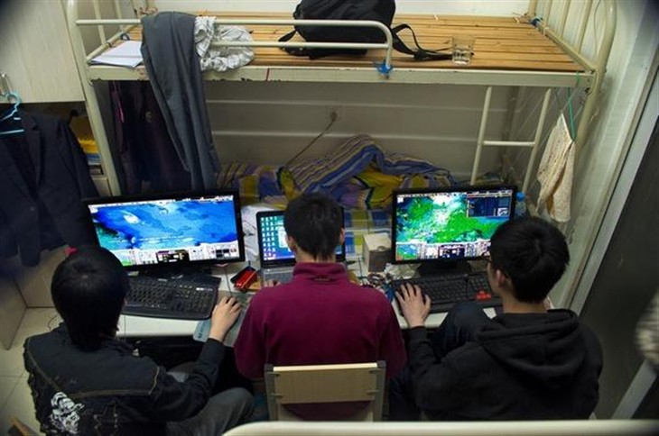 8成学生在家打游戏