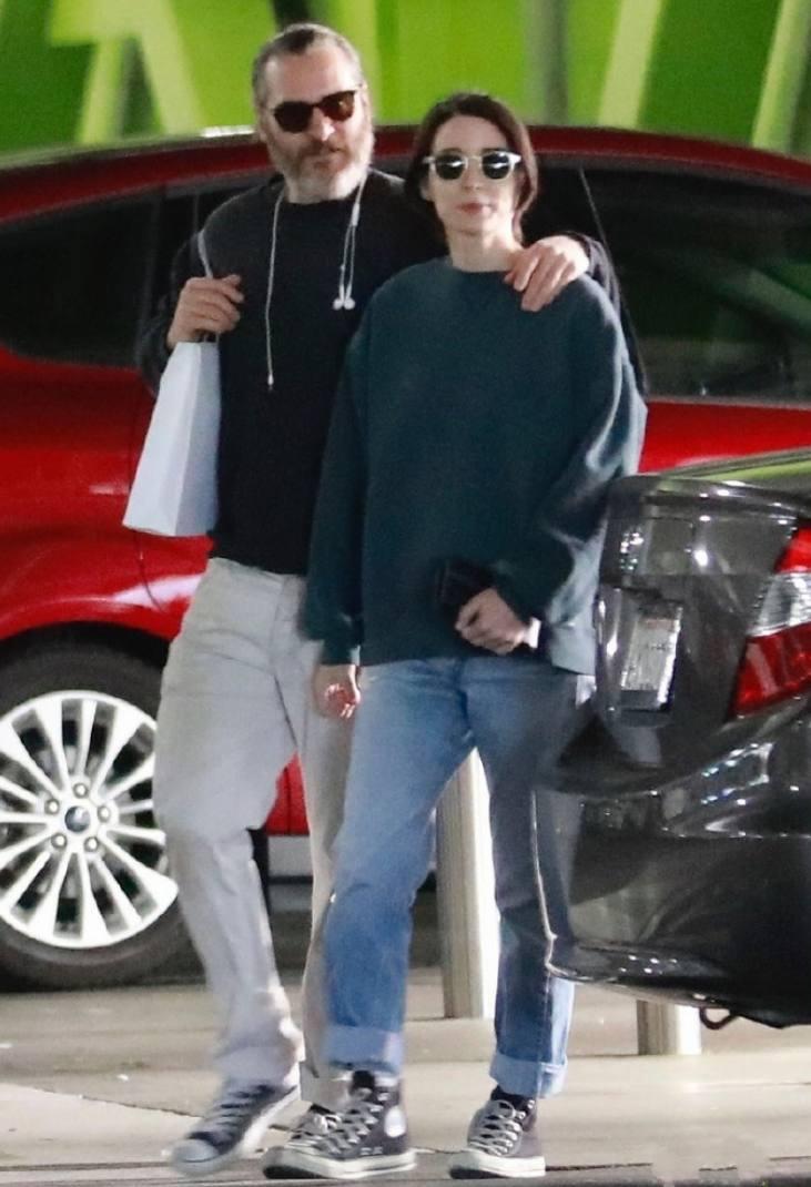 鲁妮·玛拉和男友在洛杉矶出街购物, 相差11岁的两人爱意特浓!