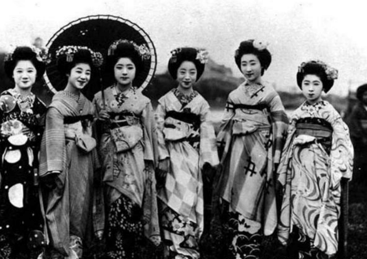 二战为恢复人口, 日本打起了这类人的注意, 苦了这些孩子