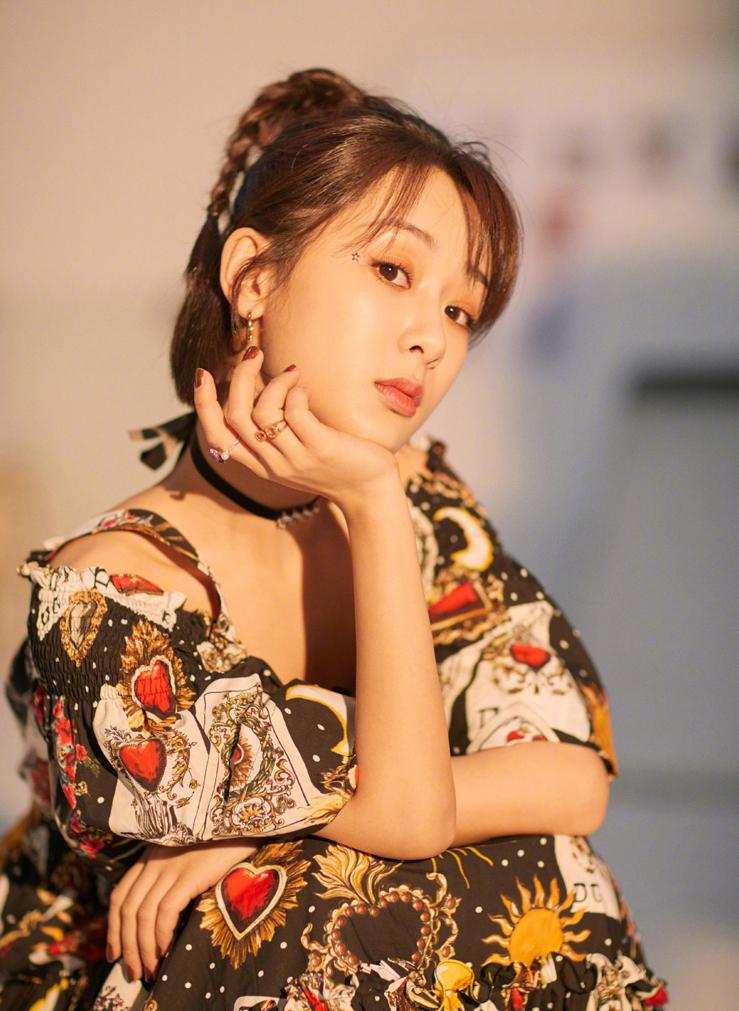 春晚过后杨紫晒出年味照被封饭量小花,李现八字回应!