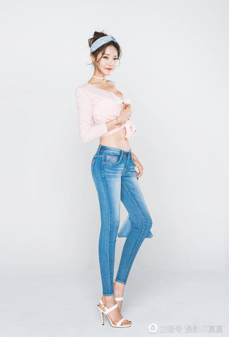 朴正允--凹凸紧身牛仔裤,网友直呼:太紧绷……