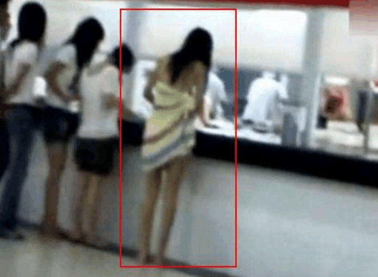 90后女大学生裹浴巾去食堂打饭, 引得众人纷纷狂拍