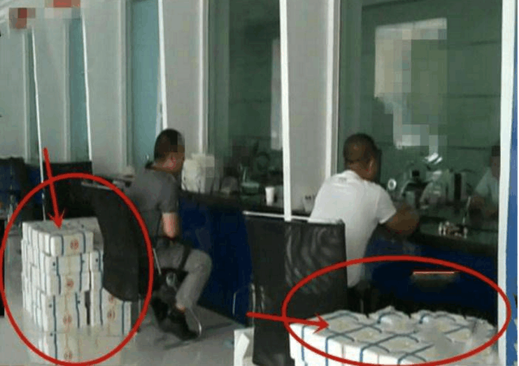 实拍: 男子被银行领导骗走80万, 存50万枚1角硬