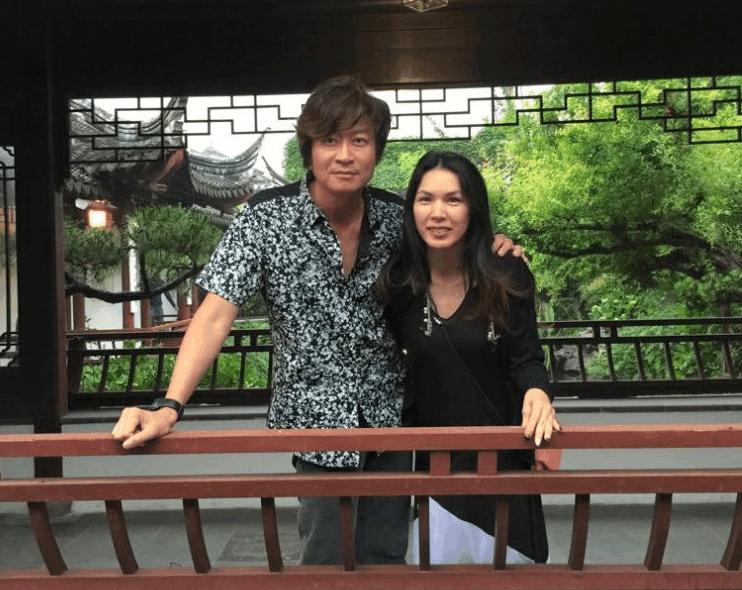 和普通人没什么区别,他的妻子叫黄玉秀,是一位非常漂亮的空姐,游鸿明