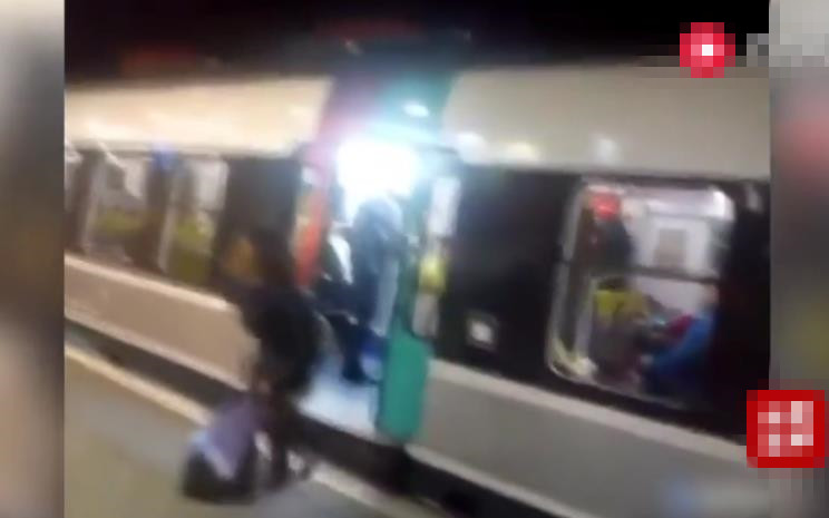 女子因等人阻挡地铁关门，乘客直接一脚踹飞她，网友：干的漂亮！