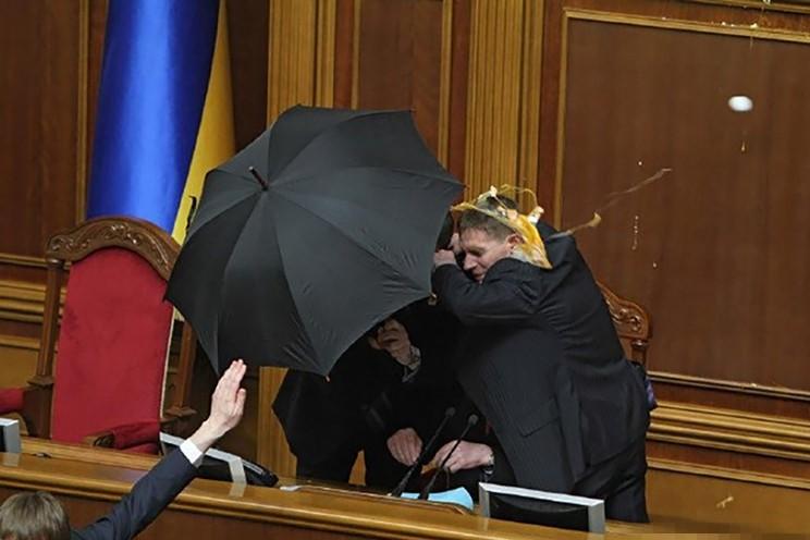 议会打架前所未见，直接扔鸡蛋，扒衣服，竟还拍到趁机占便宜的