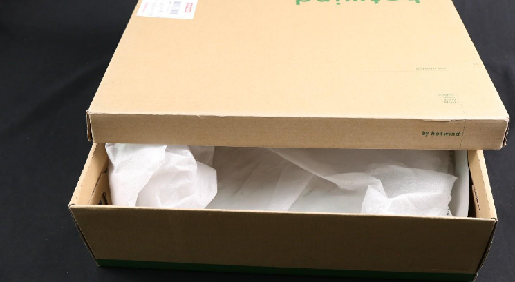 鞋盒里都会有2个装鞋子的一次性鞋套,那你知道它的用途是什么吗?