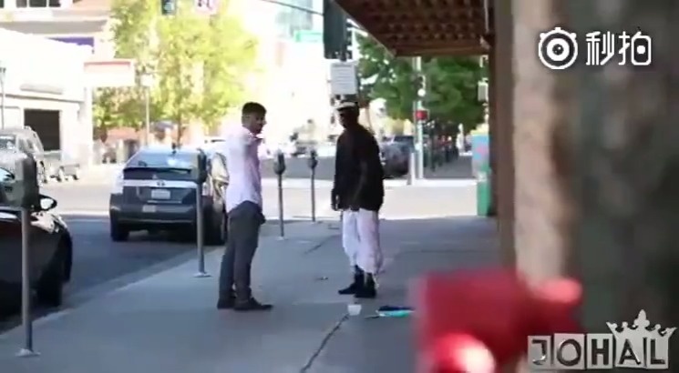 口味十分重 在流浪汉面前假装停车但忘了缴停车费，接下来的画面满满的感动！...