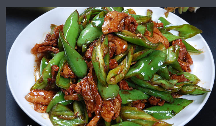 辣椒炒羊肉是一款家常菜品,制作原料主要有辣椒,羊肉等.