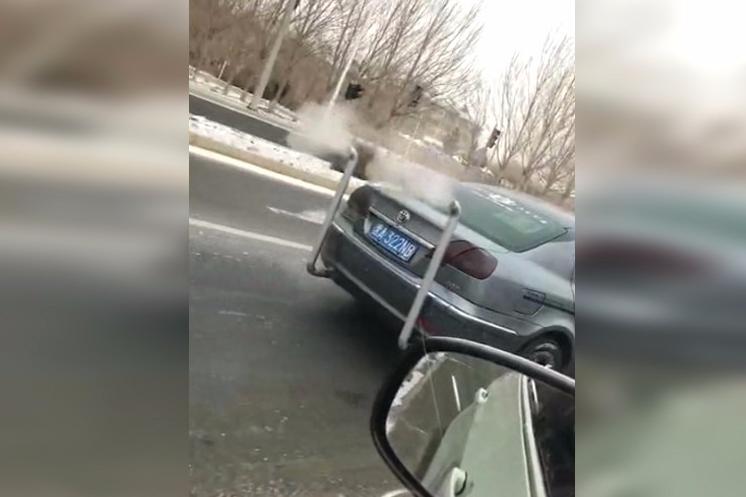 路上偶遇一辆奇葩的改装车，太帅了