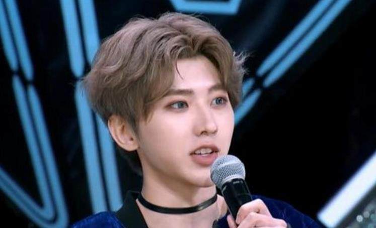 蔡徐坤和范丞丞到底谁是整容脸?看到蔡徐坤学生照后恍然大悟!