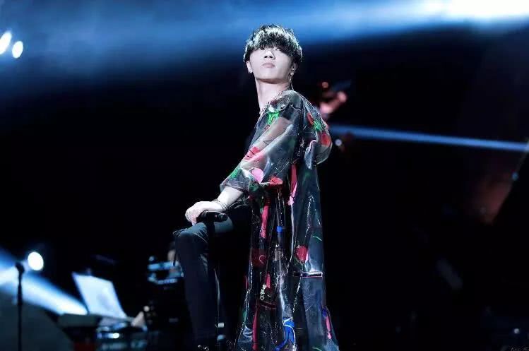 别看华晨宇外表看起来很小只的样子 其实男友