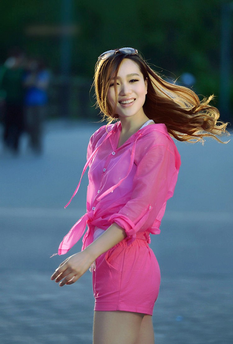 阳光下一个清新笑容可爱的长发红衣美女姑娘!