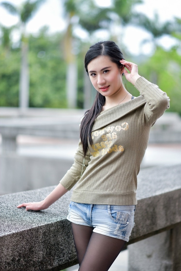 走在户外公园里的气质优雅女子!