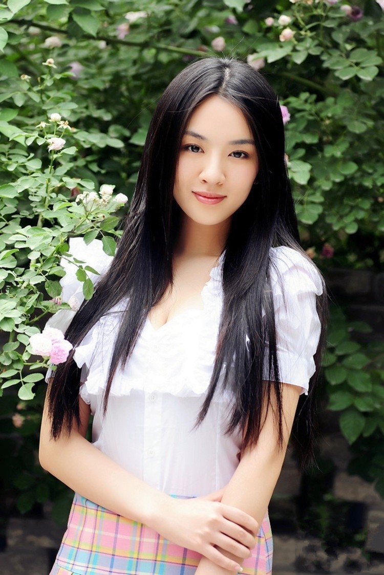 一个长发飘飘,青春美丽的时尚美女姑娘!
