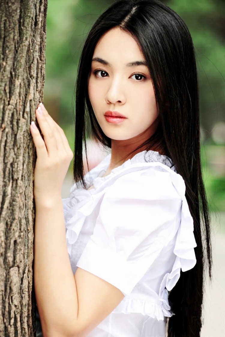 一个长发飘飘,青春美丽的时尚美女姑娘!