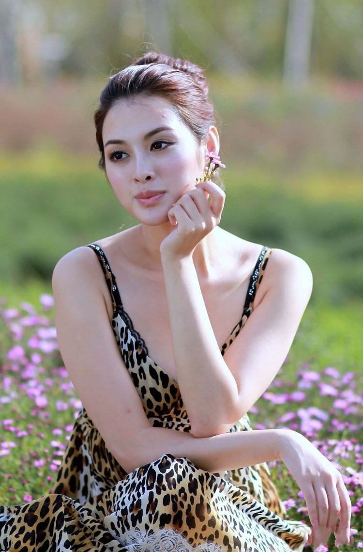 阳光下的一个风韵气质艳丽美女!