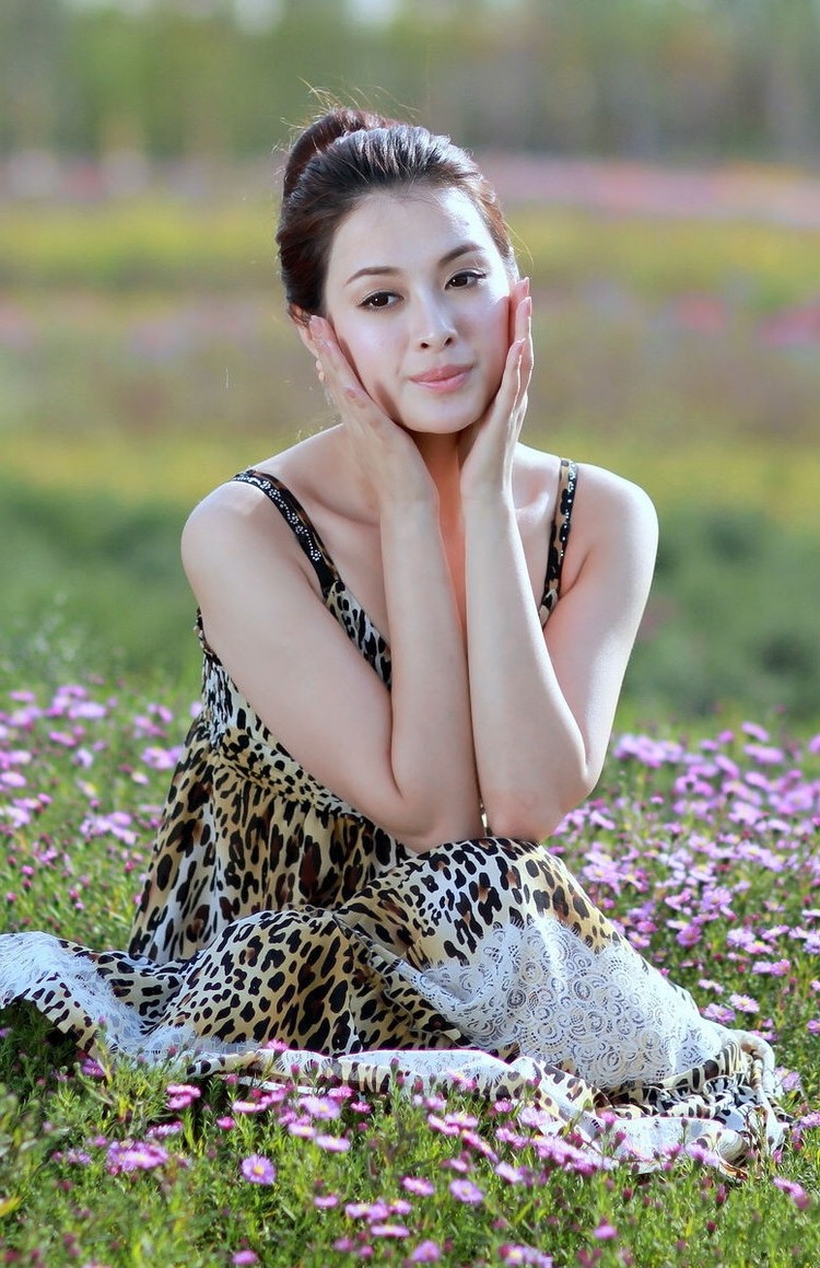 阳光下的一个风韵气质艳丽美女!