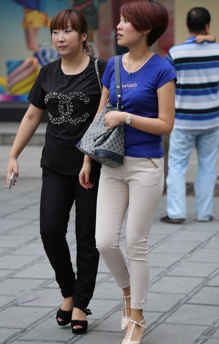 街拍:衣着简洁素雅的短发美女,最朴实的装扮却是最迷人的!图片