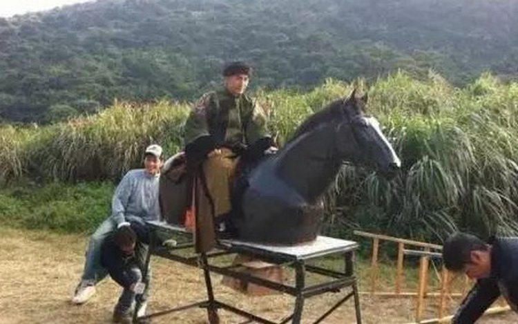 原来戏中骑马是这样的,可以把人当马骑, 演员这
