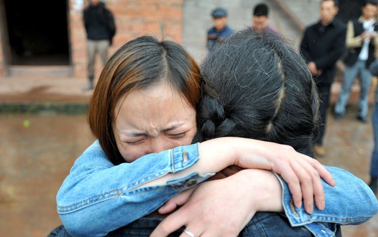 逛街的母亲突然抱着一位姑娘大哭 隐瞒我20多年的秘密